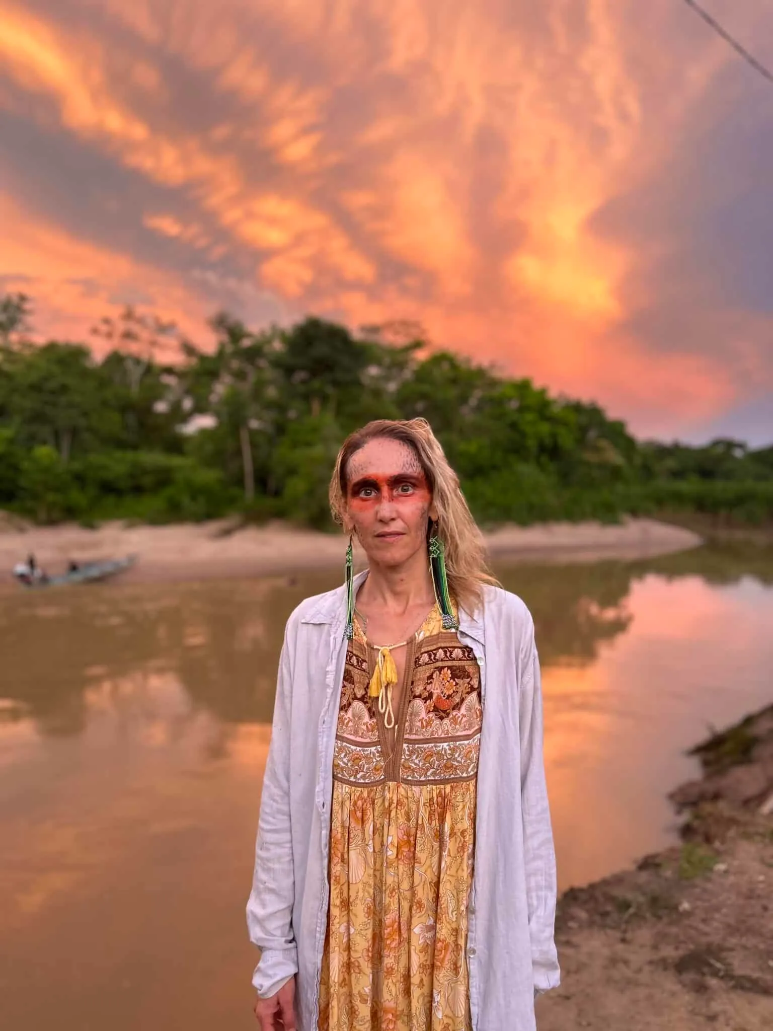 Samantha Claire ved en Amazonas-flod i solnedgang