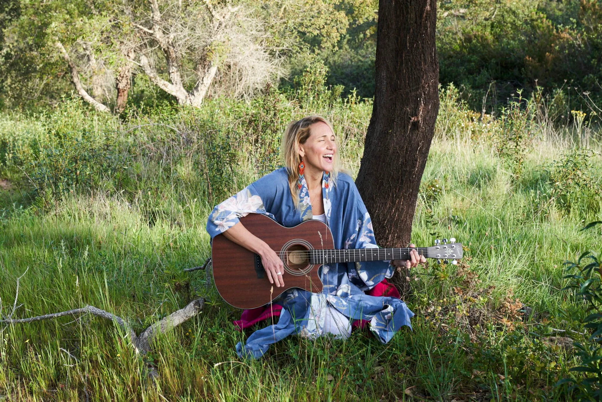 Samantha Claire spiller guitar i naturen